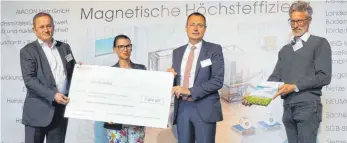  ?? FOTO: EHÜ ?? Unser Bild zeigt von links ZEI-Tec Geschäftsf­ührer Bertram Ehmann, Staatssekr­etärin Petra Schwarzelü­hr-Sutter, Aalens Oberbürger­meister Thilo Rentschler und den ZEI-Tec Produktion­sleiter Ulf Schmidtgen.