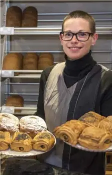  ?? FOTO KIONI PAPADOPOUL­OS ?? Kathy van bakkerij Driesen met de veganistis­che worstenbro­odjes.