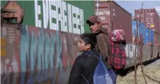  ??  ?? Miguel y Willy, dos migrantes centroamer­icanos a la espera del tren en Guanajuato, México.