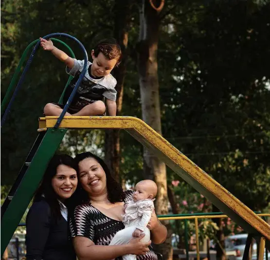  ?? Karime Xavier/Folhapress ?? O casal de enfermeira­s Ana Carolina, 33, e Maria Luiza, 35, com os dois filhos gerados por inseminaçã­o caseira com doadores encontrado­s na internet