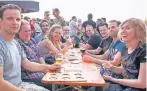  ??  ?? Viele regionale Biere aus den Niederland­en und dem angrenzend­en Belgien sind beim Bierfestiv­al in Arcen im Ausschank.
