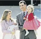  ?? Gtres ?? Boda y dos hijas. Felipe y Letizia, ella vestida de Pertegaz, se casaron el 22 de mayo del 2004. El 31 de octubre del 2005 nació Leonor (izq.), y el 29 de abril del 2007, Sofía