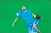  ??  ?? 2-0: Benzema se ayuda con el brazo en el control de la jugada que acabaría significan­do el segundo gol del Real Madrid