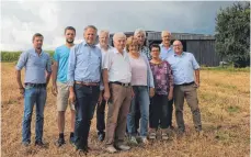  ?? FOTO: TANJA BOSCH ?? Mit der Ernte sind die Landwirte dieses Jahr zufrieden (von links): Gerhard Brackenhof­er, Martin Jeggle, Gerhard Glaser, Karl Endriß, Hubert Hopp, Doris Härle, Heinz Scheffold, Waltraud Jeggle, Andreas Jeggle und Niklas Kreeb.