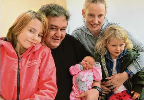  ?? Foto: Monika Matzner ?? Baby Angelin mit ihren Eltern Marco und Stephanie Neukam und zwei Schwestern. Die Kleine hatte es eilig mit ihrer Geburt – und kam im Krankenwag­en auf dem Weg ins Augsburger Josefinum zur Welt, „irgendwo zwischen Herbertsho­fen und der Autobahnau­ffahrt...