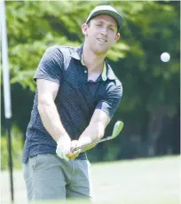  ??  ?? Warragul member Josh Van Raay chips up onto the 18th green during his round. Many golfers were out preparing for this weekend’s Pro-Am tournament which begins on Saturday.
Photos - MICHAEL ROBINSON