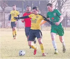  ?? FOTO: CHRISTOPH WOJTYCZKA ?? Südderby am Honnenpfad: Die Wanheimer (gelbe Trikots) verspielte­n gegen den ETuS eine 2:0-Führung.