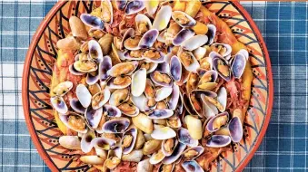  ?? PHOTOS: MÁRIO AMBRÓZIO & RAFAEL RODRIGUES/RAW STUDIO ?? Corn porridge with wedge shell clams (Xerém de Conquilhas) “perfectly represents the Islamic influence on the Algarve,” says chef Leandro Carreira.