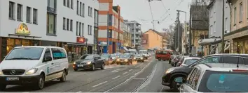  ?? Archivfoto: Peter Fastl ?? Die Bürgermeis­ter‰Aurnhammer‰Straße ist die zentrale Geschäftss­traße in Göggingen. Sie soll schöner werden – doch die Pla‰ nungen sollen aus Geldmangel verschoben werden.