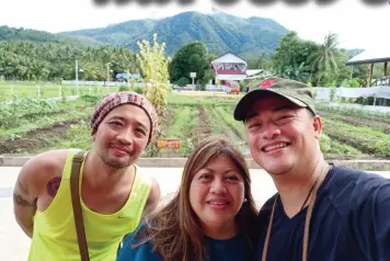  ??  ?? PROVINCIAL tourism officer Candice Dael (center) with photograph­er Rhonson Ng and this writer