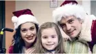  ??  ?? Katy Perry and Orlando Bloom pose with a patient at Children’s Hospital Los Angeles.