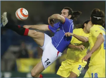  ??  ?? Sotirios Kyrgiakos hooks the ball away from a Villarreal attack