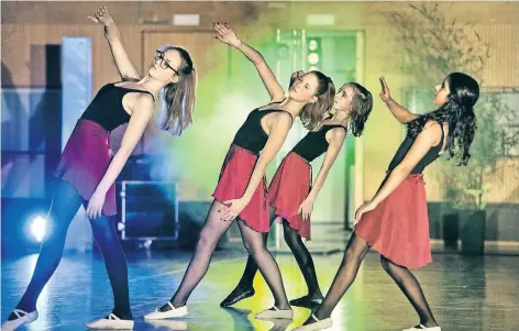  ?? RP-FOTO: RALPH MATZERATH ?? Einen ausdruckss­tarken Tanz zeigten die Mädchen der Tanzschule Feser.
