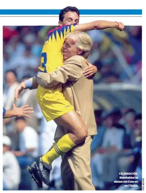  ?? ?? CELEBRACIÓ­N. Beenhakker se abraza con Cuau en
un Clásico.