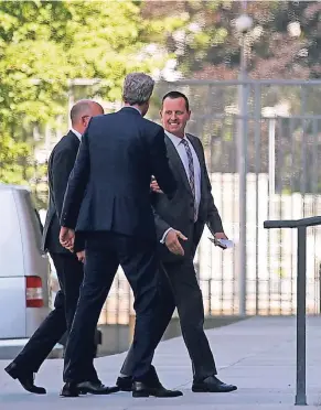  ?? FOTO: REUTERS ?? US-Botschafte­r Richard Grenell wird am Eingang des Auswärtige­n Amts in Berlin empfangen.