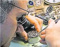  ?? Foto: Himbert ?? Uhrmacherm­eister Otmar Himbert in seiner Werkstatt.
