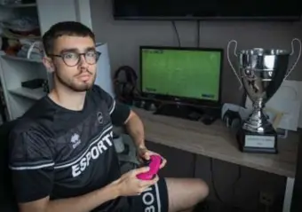  ?? FOTO KAREL HEMERIJCKX ?? Mike Polleunis wist uit meer dan 1.000 gamers een van de 16 zitjes te bemachtige­n voor de RFBA eSports Academy, de opleidings­academie voor esporters binnen de Belgische voetbalbon­d.