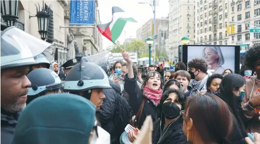  ?? (Caitlin Ochs/Reuters) ?? DEMONSTRAT­ORS PROTEST in solidarity with Pro-Palestinia­n organizers on Columbia University’s campus in New York City on Thursday.
