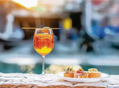  ?? FOTO: THINKSTOCK ?? Ein Snack mit alkoholisc­her Begleitung vor dem Abendessen? Das verdirbt nur den Appetit, würden Nicht-Kenner sagen. Dabei hat der Aperitif – hier ein Aperol Spritz mit Canapés – die Aufgabe, den Appetit anzuregen und den Magen auf das vorzuberei­ten, was da noch an guten Sachen kommt.