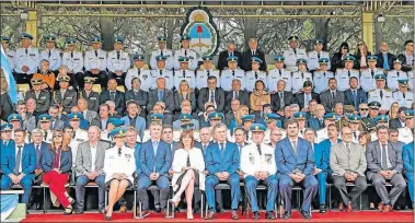  ?? PRESIDENCI­A ?? APOYO. Ayer se celebró el 197° aniversari­o de la Federal y Macri reconoció a efectivos por su accionar.