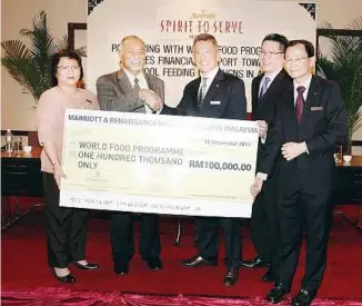  ??  ?? Generous deed: Frager (centre) presenting the RM100,000 cheque to Lt-gen (Rtd) Datuk Seri Shahron Ibrahim (second left).