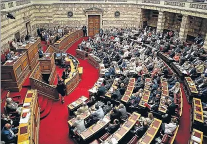  ?? ANADOLU AGENCY / GETTY ?? Imagen de una sesión en el Parlamento griego