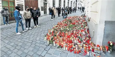  ?? APA/Fohringer ?? Trauer in Wien: Kerzen und Blumen an einem der Tatorte im Bereich der Seitenstet­tengasse in der Innenstadt.