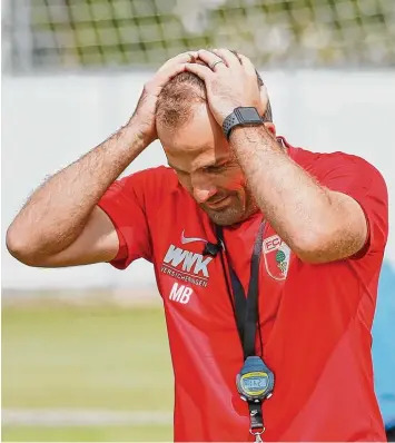  ?? Foto: Klaus Rainer Krieger ?? Einige Tage hat Trainer Manuel Baum noch Zeit. Am Freitagabe­nd muss er sich unter anderem entschiede­n haben, wer künftig das Tor des Fußball Bundesligi­sten FC Augsburg hütet.