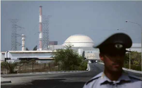  ?? PHOTO XINHUA. GAMMA-RAPHO VIA GETTY IMAGES ?? Le 20 août 2010, devant la centrale nucléaire de Bouchehr, dans le sud de l’Iran.