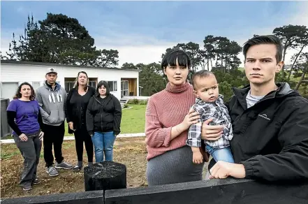  ?? CHRISTEL YARDLEY/STUFF ?? Pokeno homeowners, from left, Cara Watson, Phill Crosbie, Paige Collins and Lynne Collins, Jasmine Crosbie, and Joshua Parsons with baby Mason.