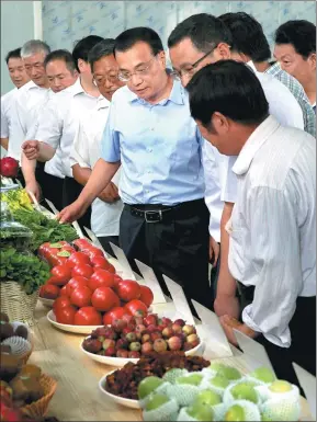  ?? WU ZHIYI / CHINA DAILY ?? Premier Li Keqiang visits an entreprene­urship and innovation park in Yangling, an agricultur­al high-tech hub near Baoji in Shaanxi province. Li also visited villagers in the area who will be relocated and lifted out of poverty.