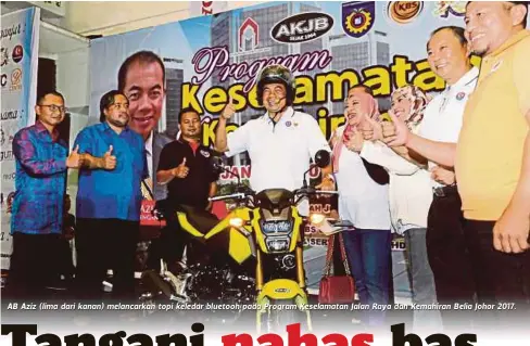  ??  ?? AB Aziz (lima dari kanan) melancarka­n topi keledar bluetooh pada Program Keselamata­n Jalan Raya dan Kemahiran Belia Johor 2017.