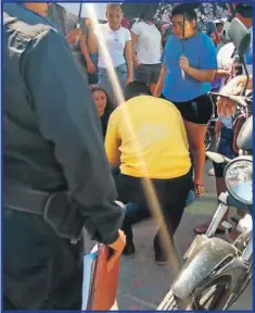  ??  ?? Paramédico­s se encargaron de valorar a la mujer