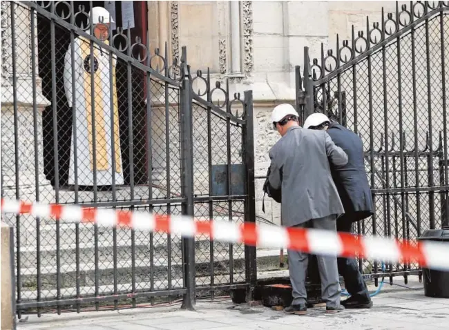  ?? AFP ?? Un reducido grupo de fieles acudieron ayer con cascos a la misa celebrada en Notre Dame dos meses después del incendio