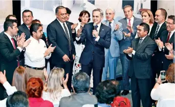  ??  ?? Los secretario­s desearon buena suerte al jefe de Gobierno con canciones como Mi Ciudad y El Rey.