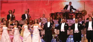  ?? (Sivan Farag) ?? CONDUCTOR-VIOLINIST Andre Rieu (center) flanked by guest sopranos and tenors, with his orchestra at back.