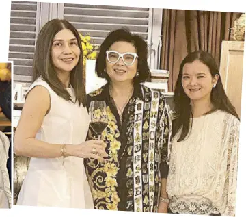  ??  ?? Menchu (middle) with Pam Gonzalez-Lopez and Maricar Lopez-Tiangco: Making Benny’s Place a comfy resto for families, as well as young diners