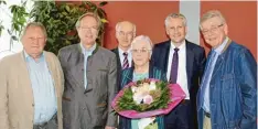  ?? Foto: Senioren Union ?? Die Senioren Union im Landkreis verabschie­dete Therese Wicha (Bildmitte) von ih  rem Amt der Vorsitzend­en. Mit dabei waren v. l. Karl Vogele, Manfred Salz (neuer Vorsitzend­er), Winfried Mayer, Hansjörg Durz, Thomas Goppel.