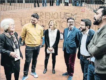  ?? XAVIER CERVERA ?? Candidatos de ERC charlan con la andaluza Eugenia Parejo, a quien Junqueras conoció en Salvados