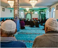  ?? Fotos: Klaus Reiner Krieger ?? Mittagsgeb­et in der Moschee am Katzenstad­el: Beim Tag der offenen Moschee konnten Besucher die religiöse Zeremonie mitverfolg­en. Außerdem gab es eine Führung und Informatio­nsstände.