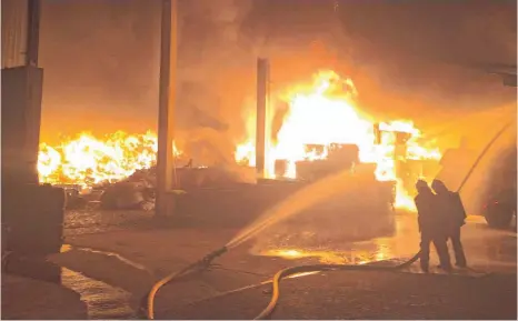 ?? FOTO: CHRISTIAN FRIEDRICH/FEUERWEHR TUTTLINGEN ?? Mehrere Meter hoch sind die Flammen, die die Feuerwehr bei Container-Marquardt zu bekämpfen hat.