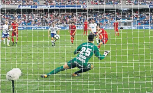  ??  ?? EMPATE. Guillermo transforma el penalti que pitó el colegiado para empatar un encuentro que fue muy intenso.