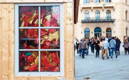  ?? FOTOS: RICH SERRA ?? Vorbote des Christkind­l-Marktes: Bis zur Decke gefüllt mit Schleifen ist diese Bude vor der Europa-Galerie.