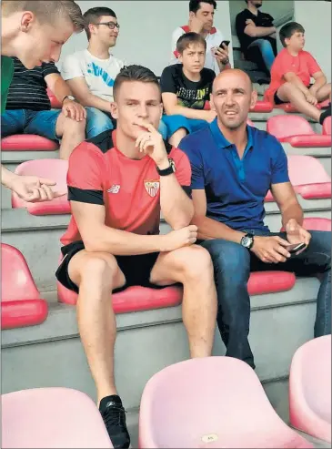  ??  ?? SERIO. Gameiro y Monchi, juntos en la grada durante el amistoso del Sevilla en Alemania.