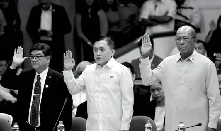  ??  ?? Justice Secretary Vitaliano Aguirre, Special Assistant to the President Christophe­r Lawrence Go and National Defense Secretary Delfin Lorenzana take their oath at the Senate defense and security hearing on the Frigate Acquisitio­n Project in Pasay City...