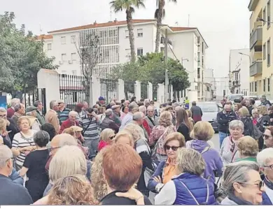  ?? ?? Manifestac­ión de mayores a las puertas del centro San Antonio.