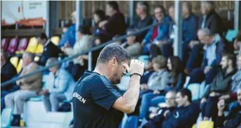  ?? Foto: Karin Tautz ?? Nicht mehr hinsehen konnte Meitingens Trainer Pavlos Mavros bei der 2:4-Heimnieder­lage gegen Spitzenrei­ter FC Ehekirchen. Die rund 280 Zuschauer verfolgten hingegen das Geschehen mit Interesse.