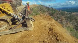  ??  ?? Left: Jason Hogan, from Gibbs & Olsen Logging with a 10mm strawline attached to the crew’s backline dozer.