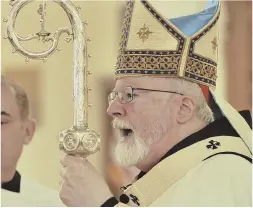  ?? AP FILE PHOTO, LEFT; HERALD FILE PHOTO BY JOSEPH PREZIOSO ?? TIME TO TALK: Cardinal Sean O’Malley, far left in 2015 with Pope Francis, and above, will be meeting with priests across the archdioces­e today in the wake of an inflammato­ry letter regarding the sex abuse scandal.