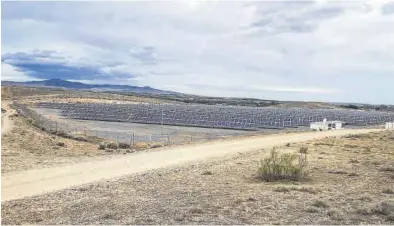  ?? AYUNTAMIEN­TO DE LA ALMUNIA ?? Este vial junto a las placas fotovoltai­cas, en la zona de La Cuesta I, será urbanizado.